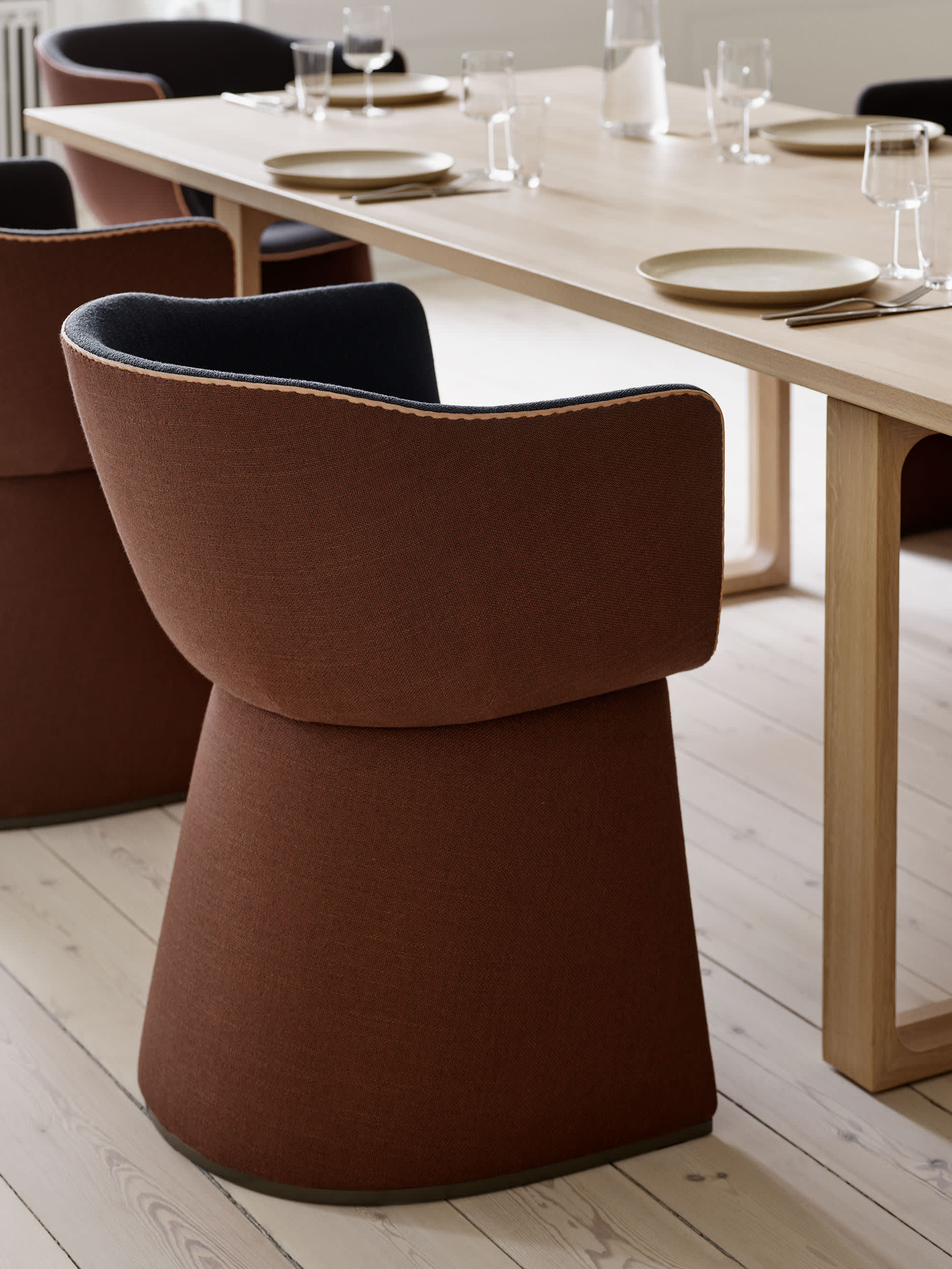 美品ダイニングチェア　Fritz Hansenダイニングテーブルとともに FRITZ HANSEN / AFTER（アフター） / ダイニングセット（チェア4